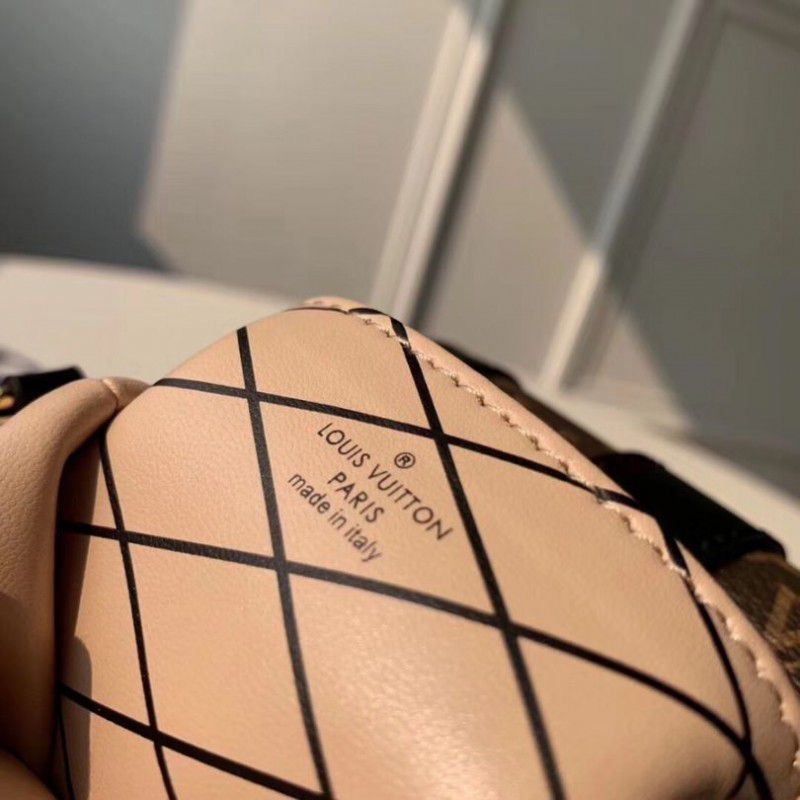 Pochette Trunk Verticale Monogram Canvas M63913