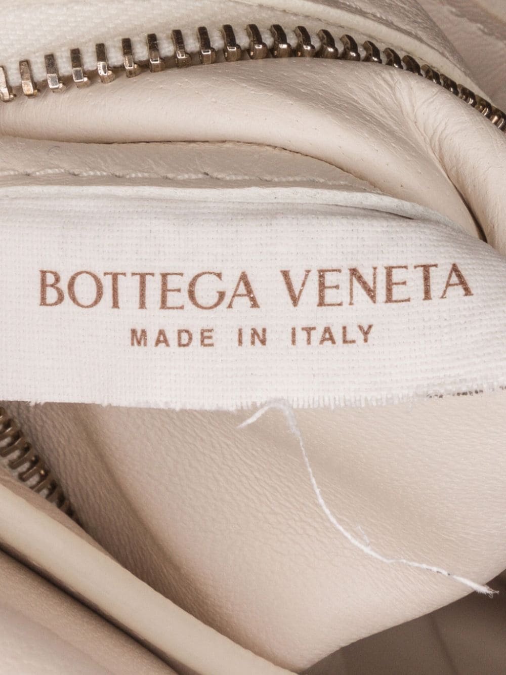 Bo*te*ga ve*ne*ta 2019 padded cassette shoulder bag